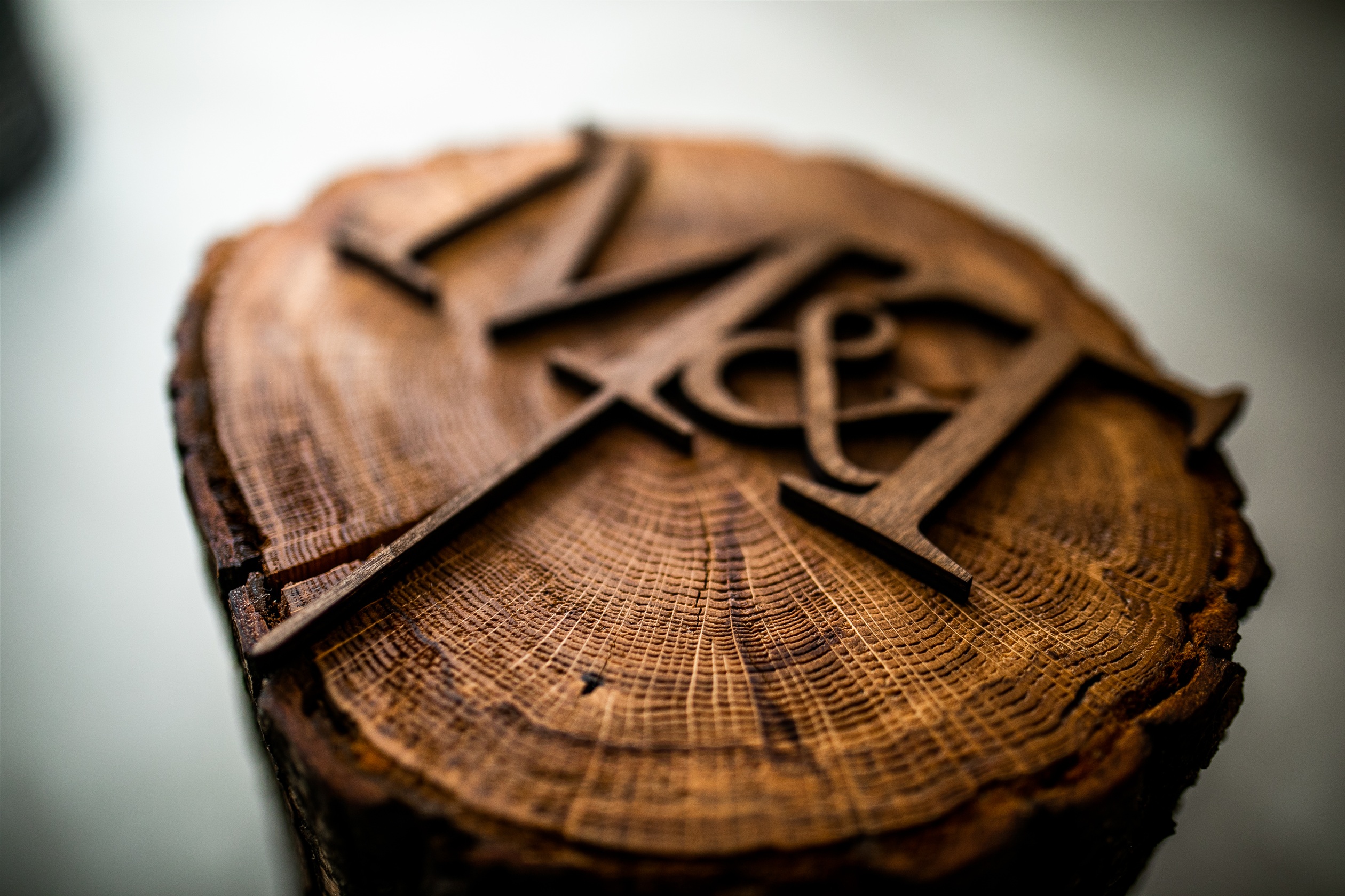 Svatební dort s dřevěným zápichem iniciál